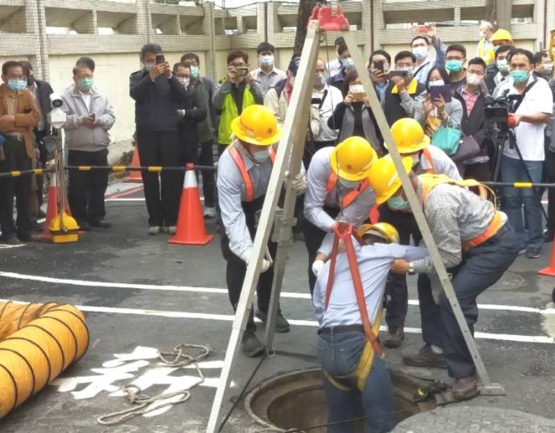 ▲高雄市政府勞工局勞檢處舉辦進入污水池局限空間作業安全宣導觀摩會。(圖／記者黃守作攝，2021.02.24)