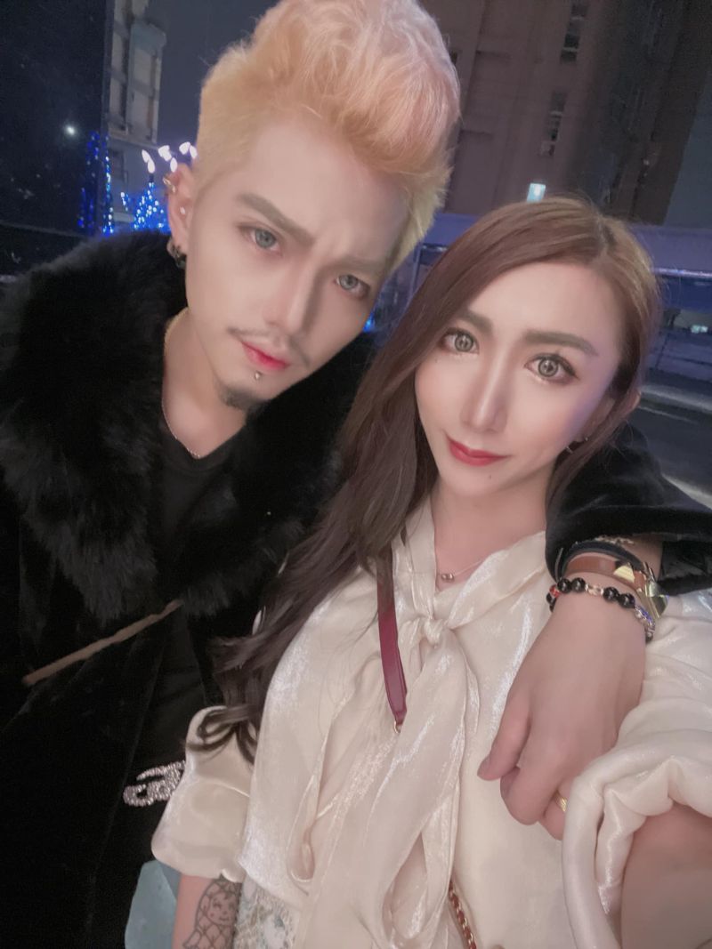▲罔腰(右)確定是假懷胎,不過並未受到裁罰。(圖/罔腰臉書、IG)
