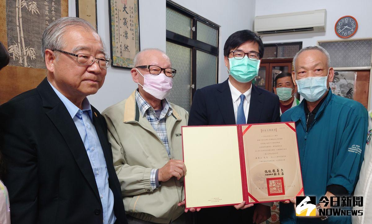 ▲受難者蘇泰山的家屬因新冠肺炎疫情無法親自北上受頒「回復名譽證書」，高雄市長陳其邁（右二）在高雄市二二八關懷協會王文宏理事長（左一）陪同下，拜訪因二二八事件遭判刑的蘇泰山家屬蘇國偉（左二）、蘇國禎（右一），圓了家屬平反名譽的一個期盼。（圖／記者鄭婷襄攝，2020.02.24）