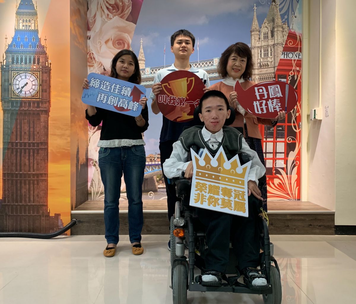 ▲丹鳳高中黃宥嘉(前)患有先天性遺傳疾病「肌肉萎縮症」，本次超越自己，考出5科67級分的好成績。（圖／新北市政府教育局提供）