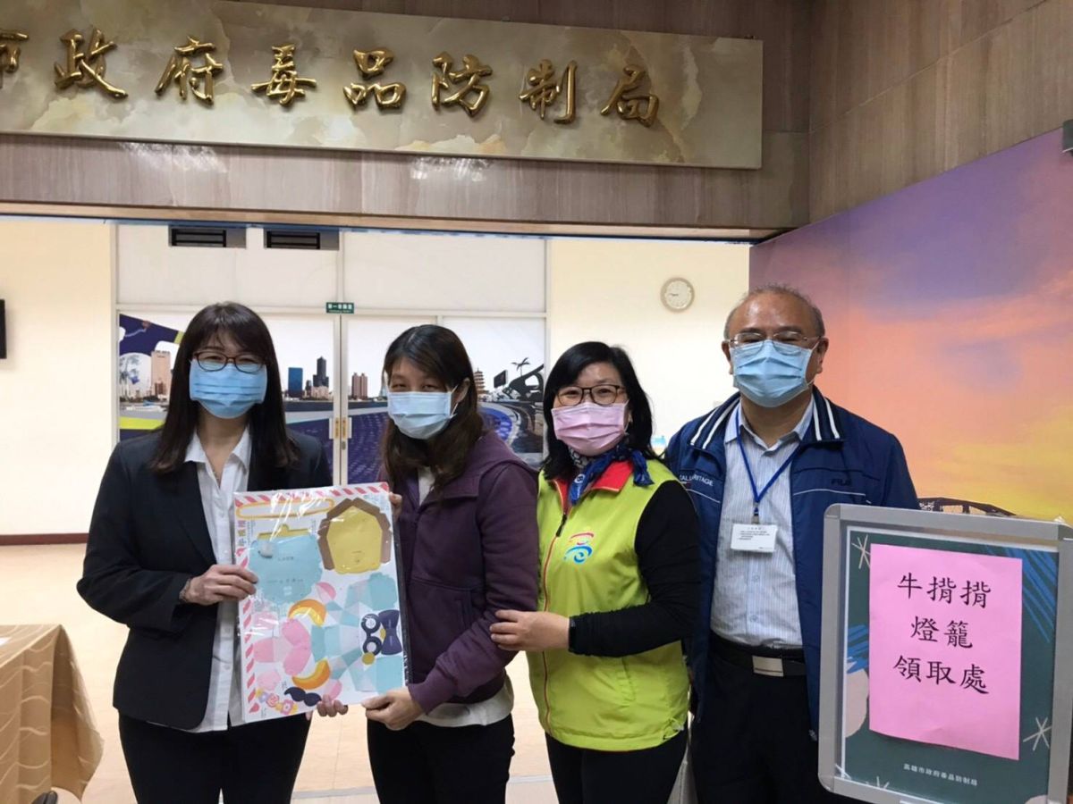 ▲毒防局臉書推出只要自創反毒留言即送限量牛背揹提燈2個的活動，獲市民熱烈迴響。（圖／高市毒防局提供）