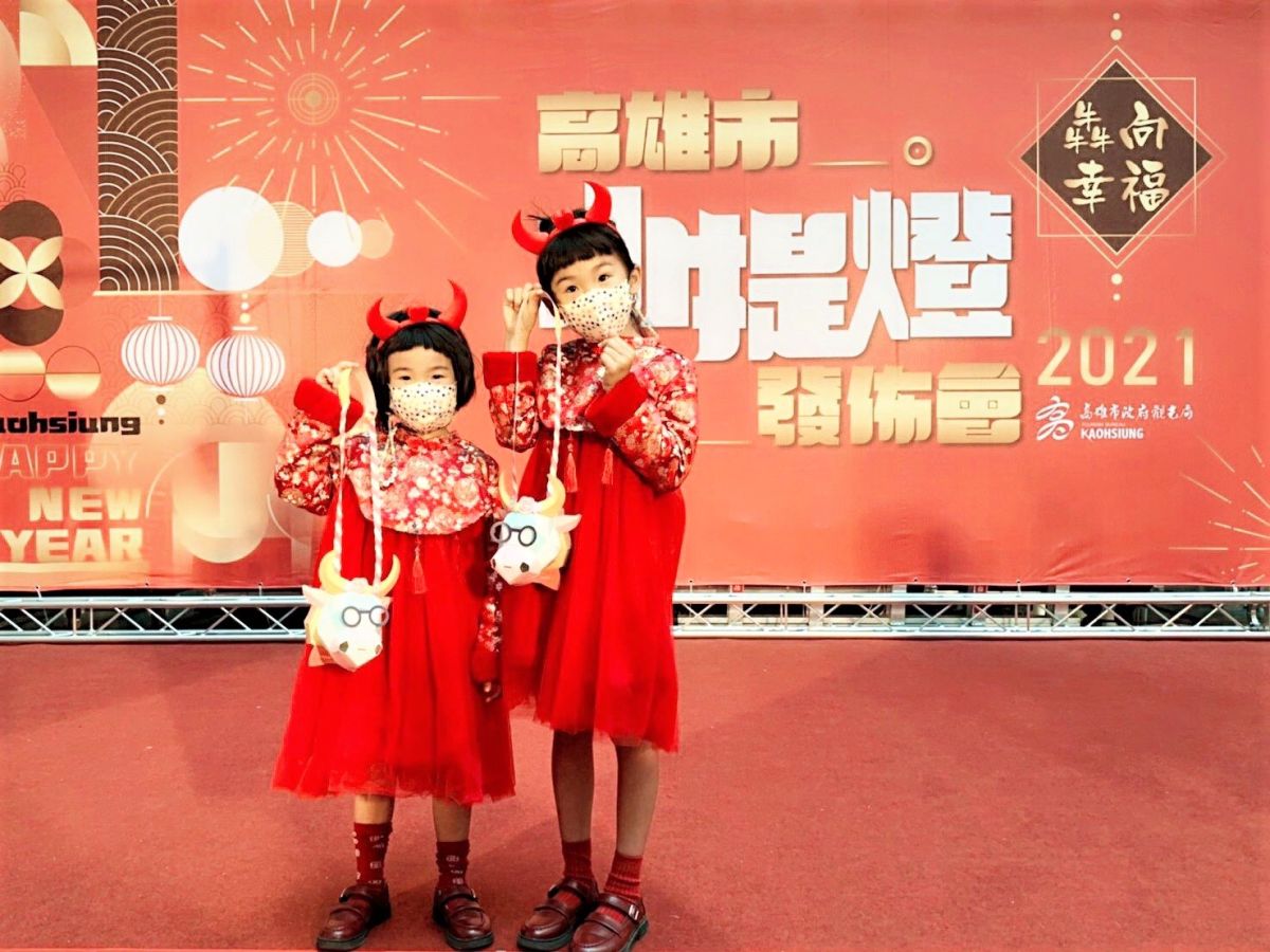 ▲元宵節前在全市22個商圈打卡或消費滿額就可以兌換「牛揹揹」小提燈。（圖／高市經發局提供）