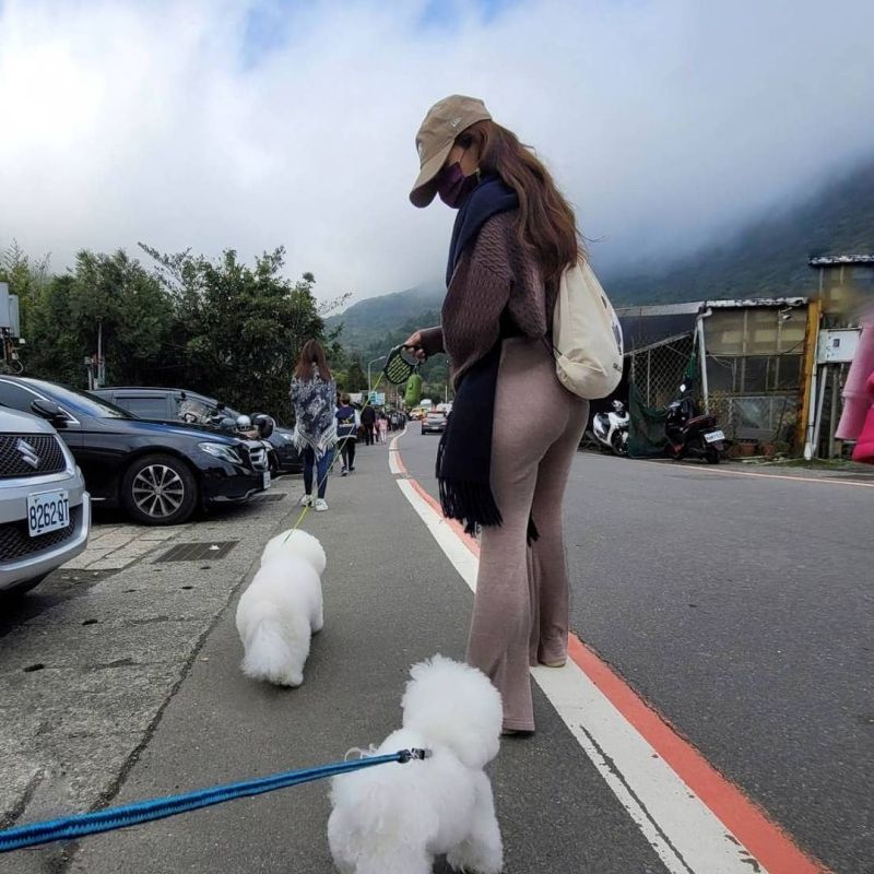 蜜臀辣妹出沒陽明山 本尊竟是天后