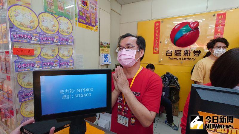 ▲「鑫采紅彩券行」半年內連開兩次頭獎,老闆葉春發不好意思的說「彩神爺很眷顧啦」。(圖/記者鄭婷襄攝,2021.12.25)
