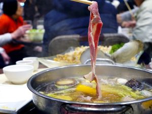 美國農業部食品安全檢疫處22日宣布,發現有近10萬磅的牛油火鍋底料是從中國非法進口, ▲迎接暖心商機,超商業者也推鍋物。(示意圖/取自pixabay)