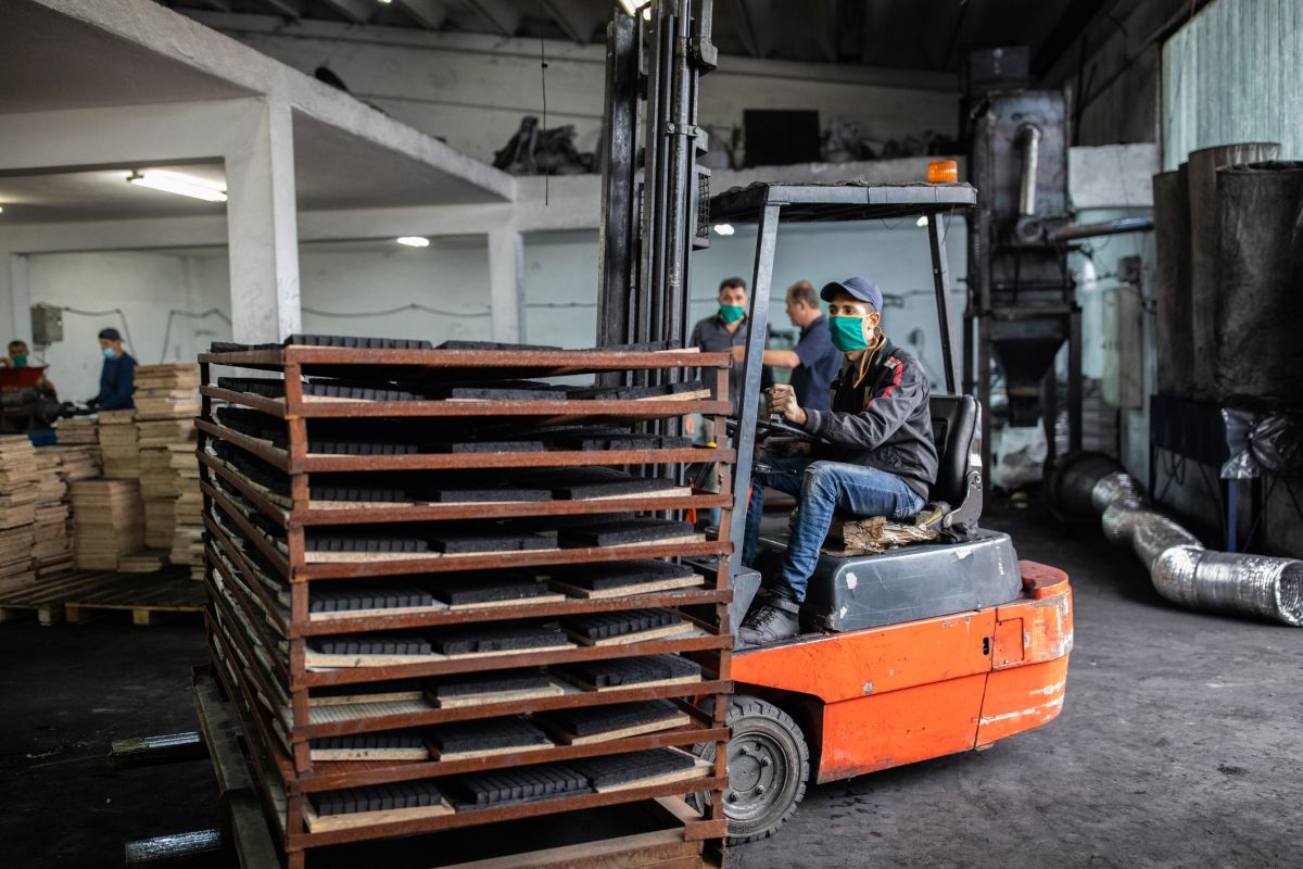 ▲各國遠距工作、國際貿易的程度，都可能影響疫情傳播與經濟衝擊。台灣由於製造業占比多，在遠距工作的可行性排行上算是中等國家。（圖／研之有物）