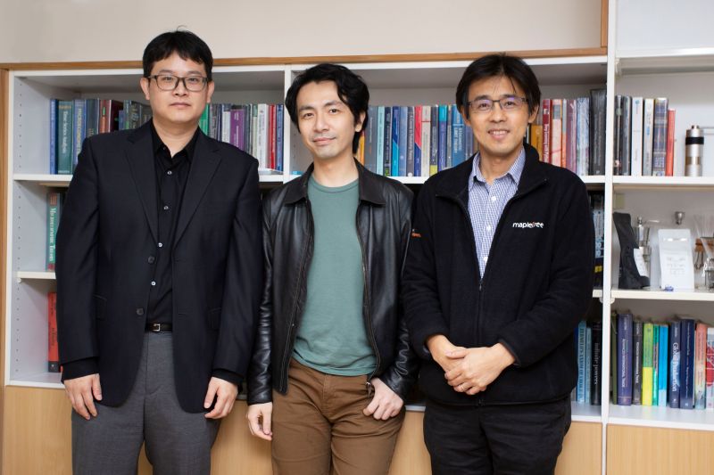 ▲研究團隊林軒馳、楊宗翰、許文泰(從左至右),為了運算出各國最適合的防疫政策,三人傷透腦筋,但也因此,突破關卡後格外收穫十足。在高度抽象的模型、公式之外,三位研究員仍帶著投身人文社會科學的初心,關懷具體世界的焦慮困境,期盼能從經濟學觀點提供政策建議。(圖/研之有物)