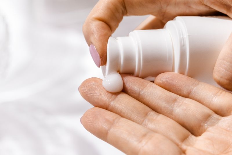 ▲原PO指出,女友長得並不好看,卻會花錢買保養品,因此好奇問「她明明就可以省,為何還要買?」(示意圖/取自pixabay)
