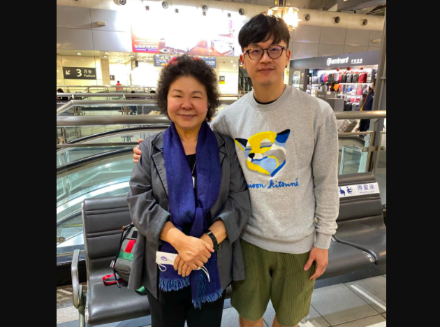 ▲陳菊與焦糖未戴口罩合影,引發爭議。(圖/翻攝焦糖陳嘉行粉絲專頁)