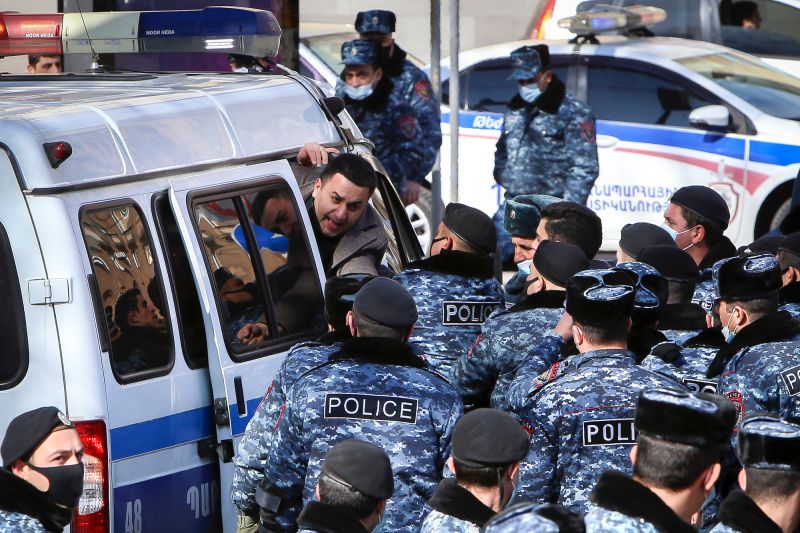 ▲亞美尼亞疑似爆發軍事政變，軍方要求總理帕辛揚下台，總理則是鼓勵支持者上街抗議。（圖／美聯社／達志影像）