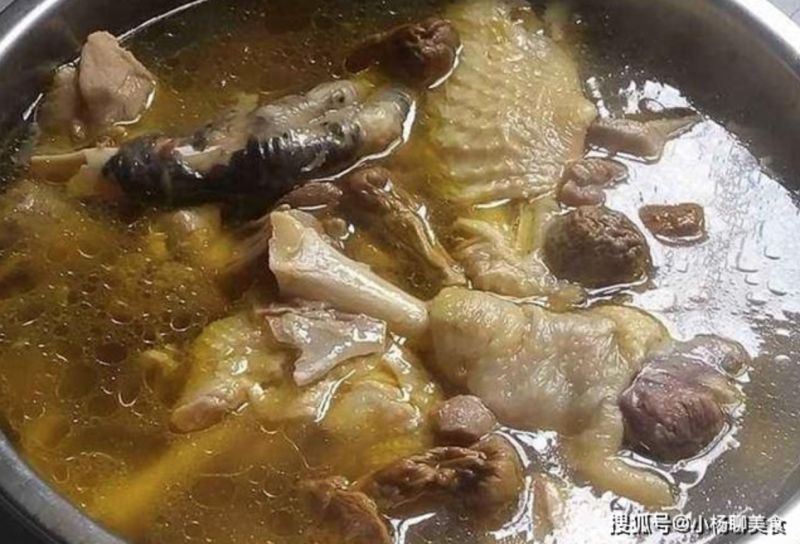 ▲雞湯要怎麼樣燉煮才能更好喝,搜狐號《小楊聊美食》就分享了,只要「多加這1撇步」,讓雞肉的肉質鮮美又不乾柴。(圖/翻攝自搜狐號《小楊聊美食》)