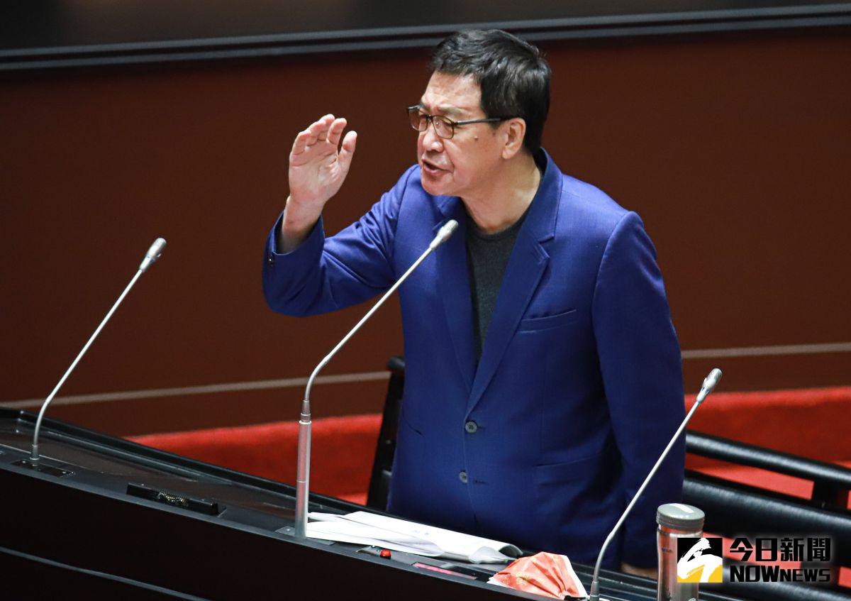 ▲國民黨立委費鴻泰提出AZ疫苗在國外施打狀況副作用頻傳，質疑衛福部長陳時中不敢帶頭施打疫苗。（圖／記者葉政勳攝 , 2021.02.26）