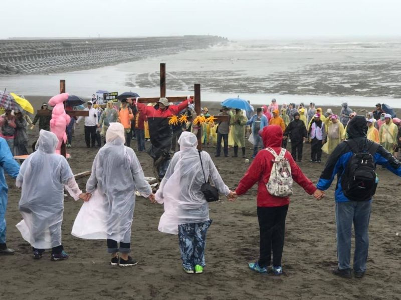 ▲國民黨26日呼籲民眾再幫忙連署藻礁公投,由全民決定大潭藻礁是否存續。圖為環保團體為藻礁請命。(圖/翻攝潘忠政臉書)