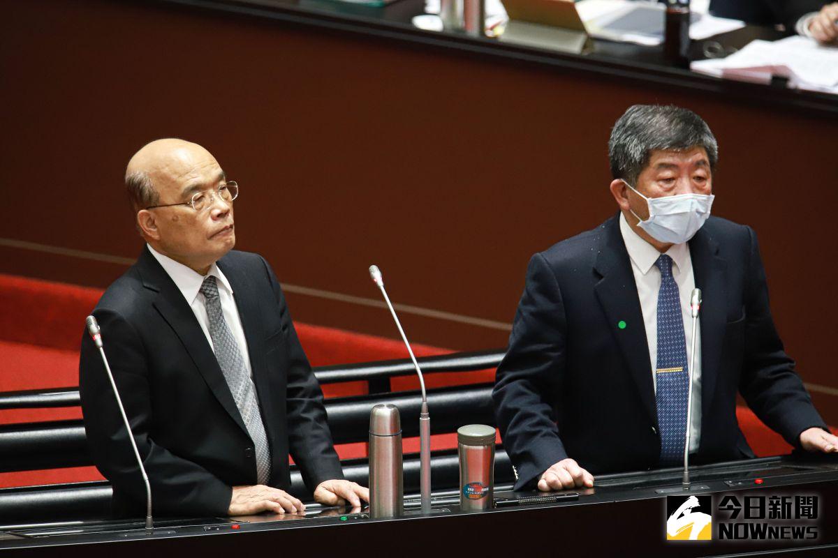 ▲AZ疫苗22日開打，行政院長蘇貞昌（左）和衛福部長陳時中（右）率先接種，上午7時40分至台大醫院施打疫苗。（資料畫面／記者葉政勳攝）