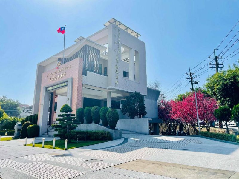 ▲工業所邊種植櫻花、松樹、梅樹,員警笑稱有「櫻」該輕「松」「梅」事的象徵。(圖/記者鄧力軍翻攝)