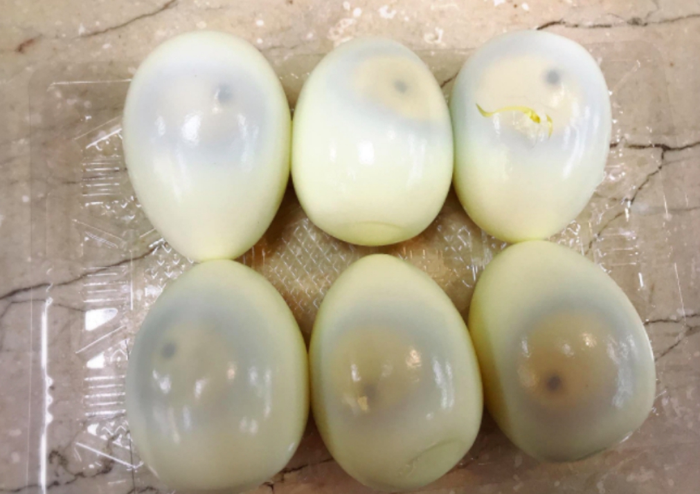 ▲網友分享自己剝開的蛋全部蛋黃都有黑點。（圖／爆廢公社二館）