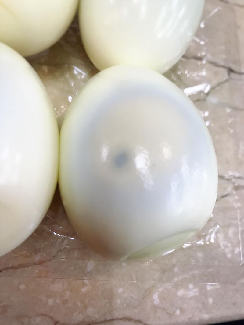 ▲網友分享自己剝開的蛋全部蛋黃都有黑點。(圖/爆廢公社二館)