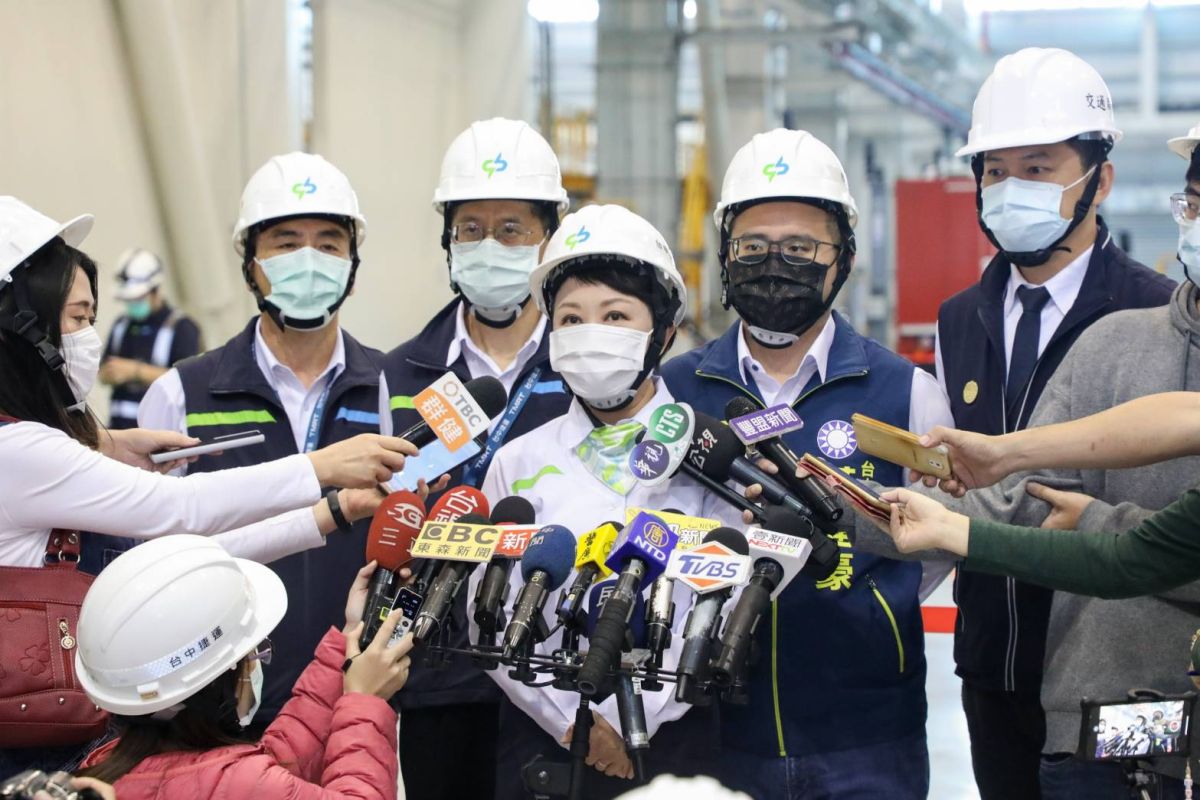 ▲市長盧秀燕今再度前往了解電聯車連接器改善情況(圖／柳榮俊攝2021.2.26)