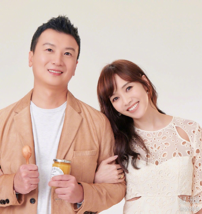 ▲侯佩岑(右)與老公結婚將近10年。(圖/侯佩岑微博)