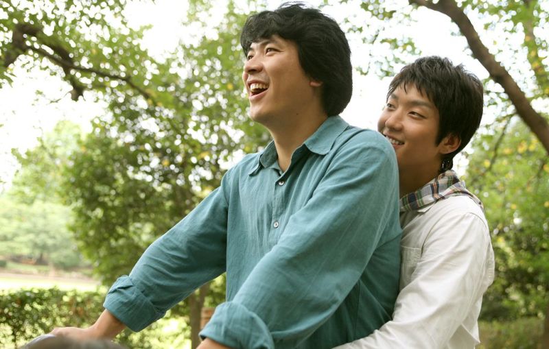 ▲金相慶(左)與李準基在《華麗的假期》中飾演兄弟。(圖/車庫娛樂)