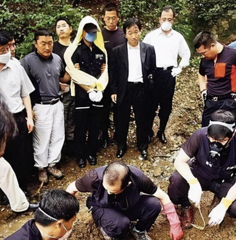 ▲柳永哲陪同警方到埋屍的後山。（圖／翻攝自seoul.co.kr）