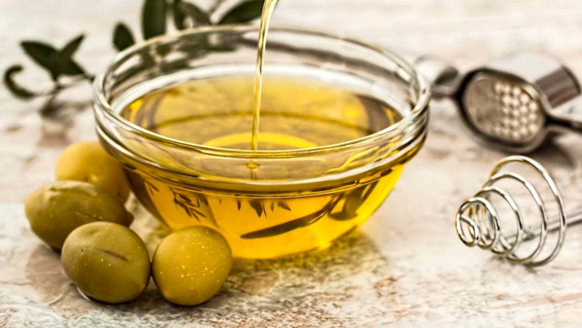 ▲沙拉油是婆媽廚房必備的東西之一。（示意圖／pixabay）