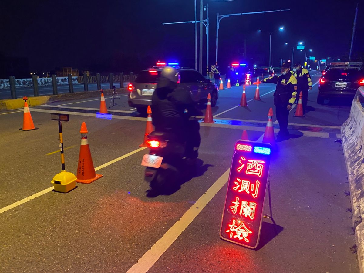 ▲大甲警分局執行「安城專案」，實施封閉式高強度臨檢及掃蕩黑道幫派、槍、毒，期澈底肅清暴力亂源，安定轄區治安狀況。(圖／警方提供2021.2.27)