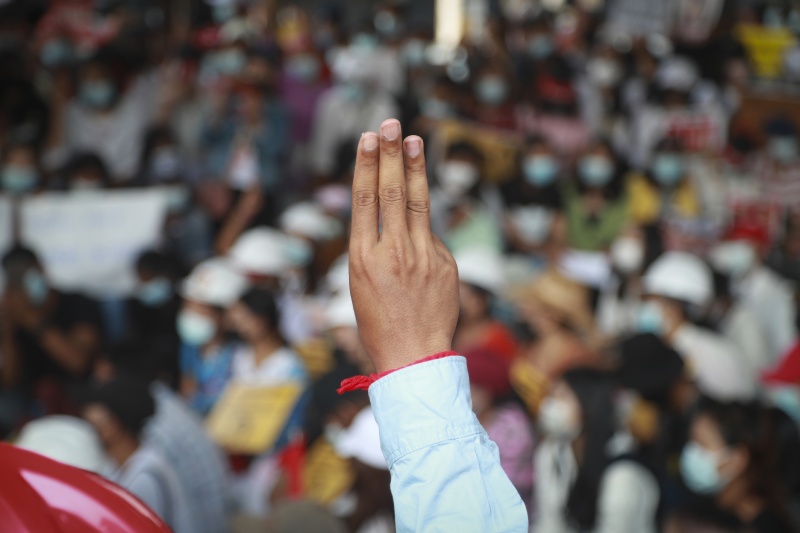 ▲緬甸駐聯合國大使覺莫敦（Kyaw Moe Tun）告訴聯合國大會，他的發言代表翁山蘇姬政府，並懇請聯合國「動用任何必要手段，對緬甸軍方採取行動，為緬甸人民提供安全保障」，並豎起三指致敬示威民眾。示意圖。（圖／美聯社／達志影像）