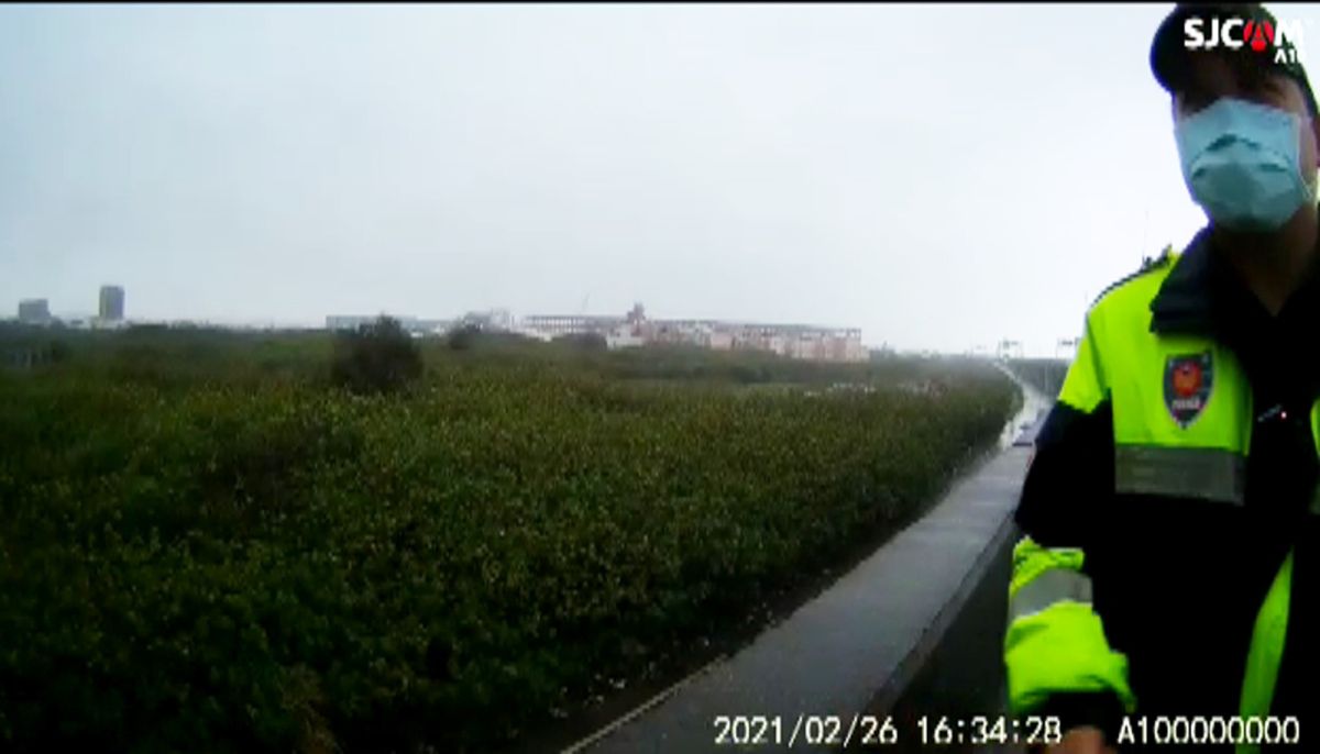 ▲警方到事故現場找不到當事人，還以為駕駛被彈出車外跌落高架橋下。（圖／蘆竹分局提供）