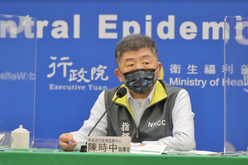 ▲針對全台各地發起「挺鳳梨」的行動,記者詢問指揮中心也會送鳳梨給醫護同仁嗎?指揮官陳時中僅說「會繼續支持農產品」。(圖/指揮中心提供)