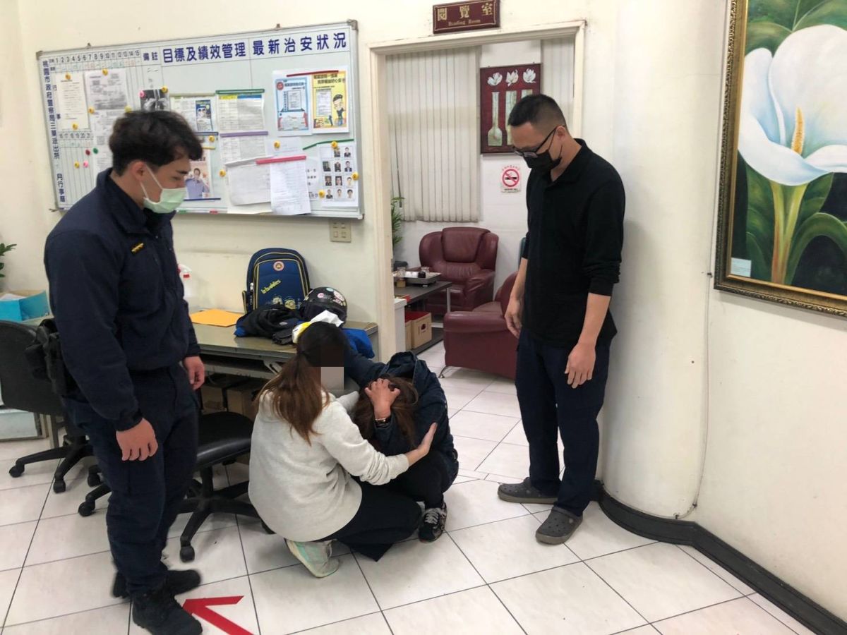 ▲劉女承受離婚和住家火警雙重打擊，到了派出所禁不住放聲大哭。（圖／大園分局提供）