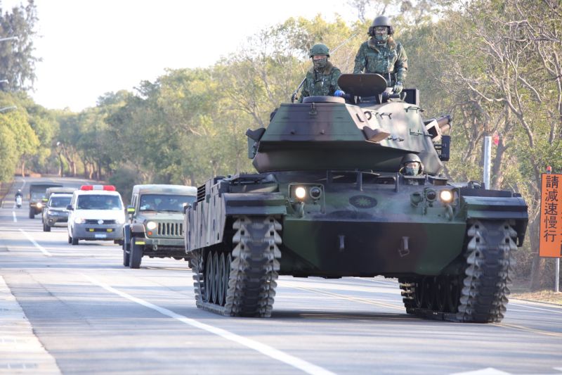 ▲陸軍金門防衛指揮部執行M41D輕型戰車接裝作業。（圖／陸軍司令部臉書）