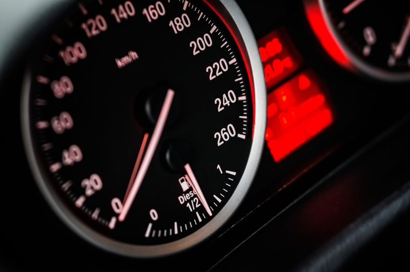 ▲駕駛、超速、買車、飆車、公路、里程表、時速(示意圖/取自《Pixabay》)