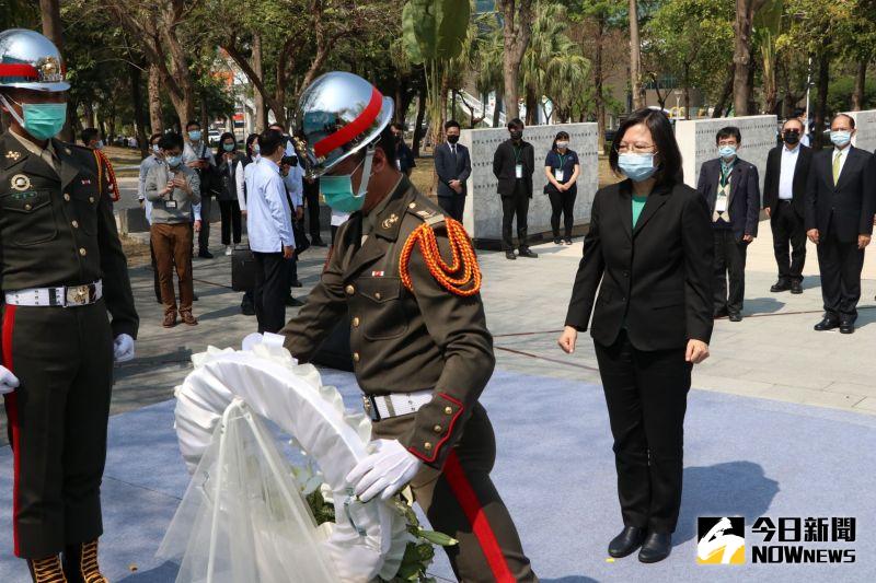 ▲總統蔡英文代表向二二八受難者獻花致意。(圖/記者鄭婷襄攝,2021.02.28)