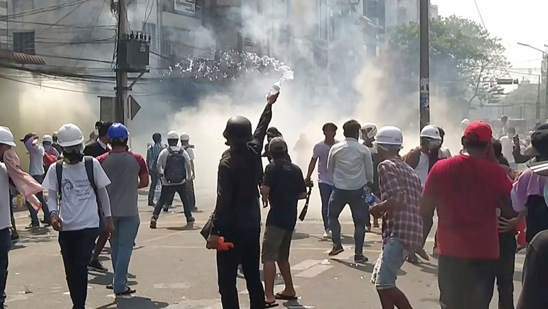 ▲緬甸軍警對著示威者發射催淚瓦斯及水炮。（圖／美聯社／達志影像）