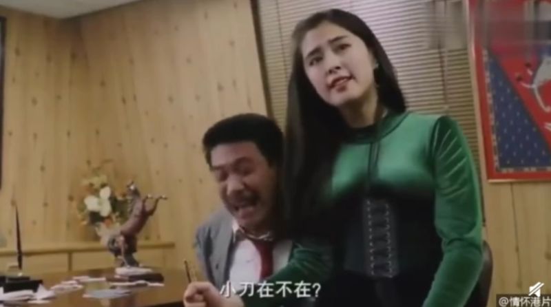 ▲王祖賢(右)曾在《賭神》中刺吳孟達(左)大腿。(圖/情懷港片微博)