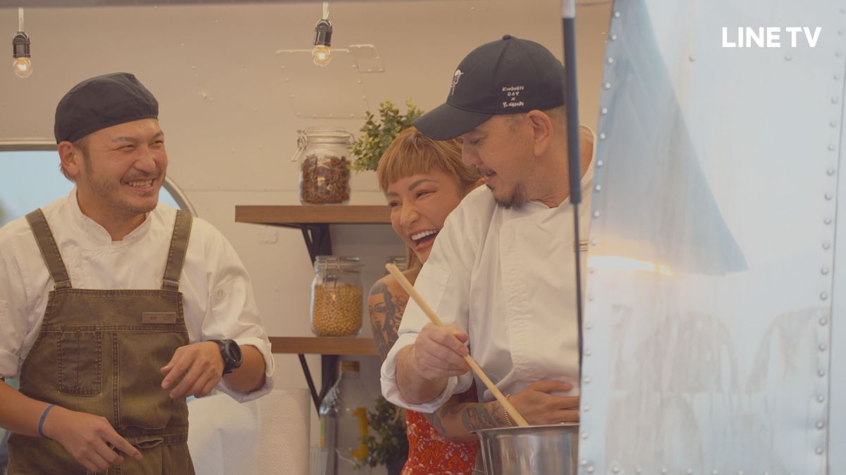 ▲梁云菲（中）熱情熊抱偶像黃秋生（右）。（圖／LINE TV提供）