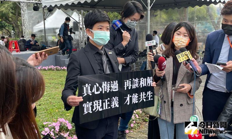 ▲立場較為親綠的社民黨市議員苗博雅，則是選在馬英九致詞時，在台下舉起黑底白字標語「真心悔過、再談和解；實現正義、才能共生」表達無聲的抗議。（圖／記者丁上程攝，2021.02.28）