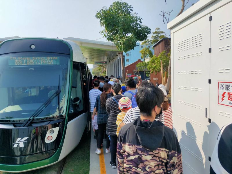 ▲輕軌大南環段全線免費試乘期間,深受市民好評,自試營運通車後總計搭乘人數已達到80萬人次。(圖/高市捷運局提供)