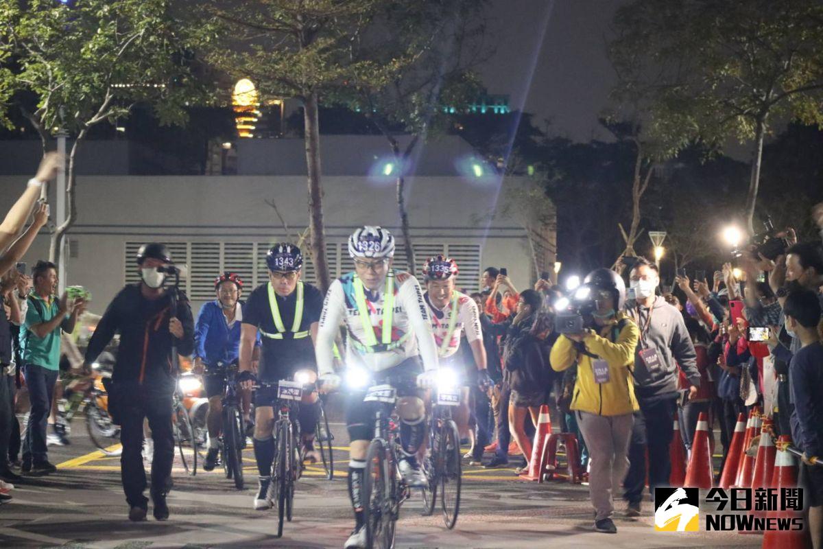 ▲柯文哲於晚間9點56分騎進終點站，高雄大義國中。（圖／記者鄭婷襄攝，2021.02.28）