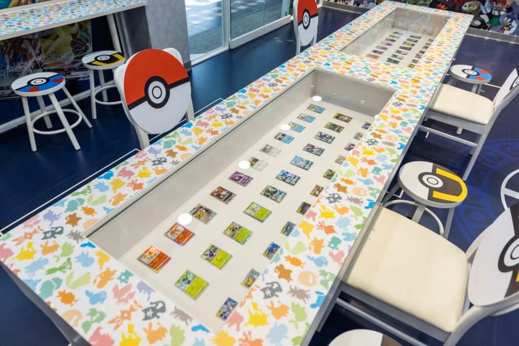 ▲寶可夢卡牌 | Pokémon cards displayed in the store. (Courtesy of 7-11/Facebook)