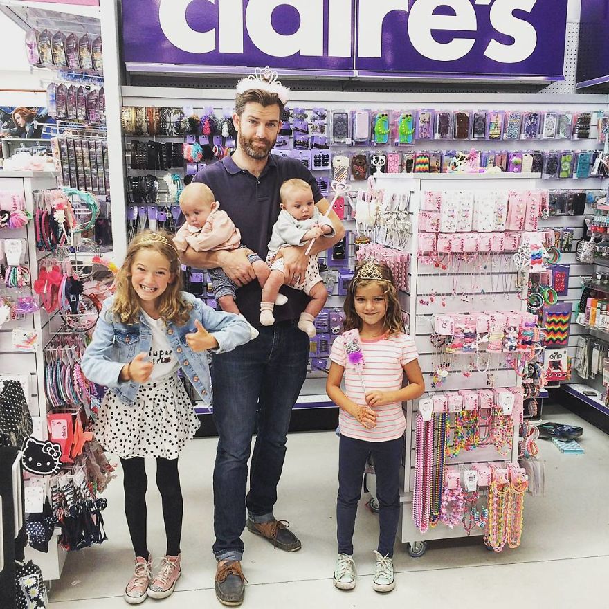 ▲Hooper與四個女兒逛大賣場 | Hooper is pictured with four daughters in a mall. (Courtesy of @father_of_daughters/Instagram)