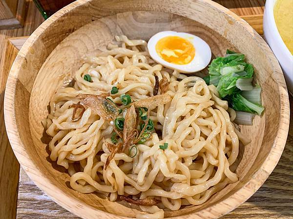 ▲麵條是手打拉麵，口感Ｑ彈十足。（圖／歡迎光臨，東宅 Vida Cómoda）