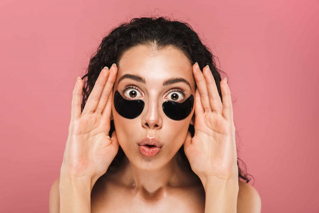 ▲想要遮黑眼圈，上妝手法要注意。（圖／Shutterstock）