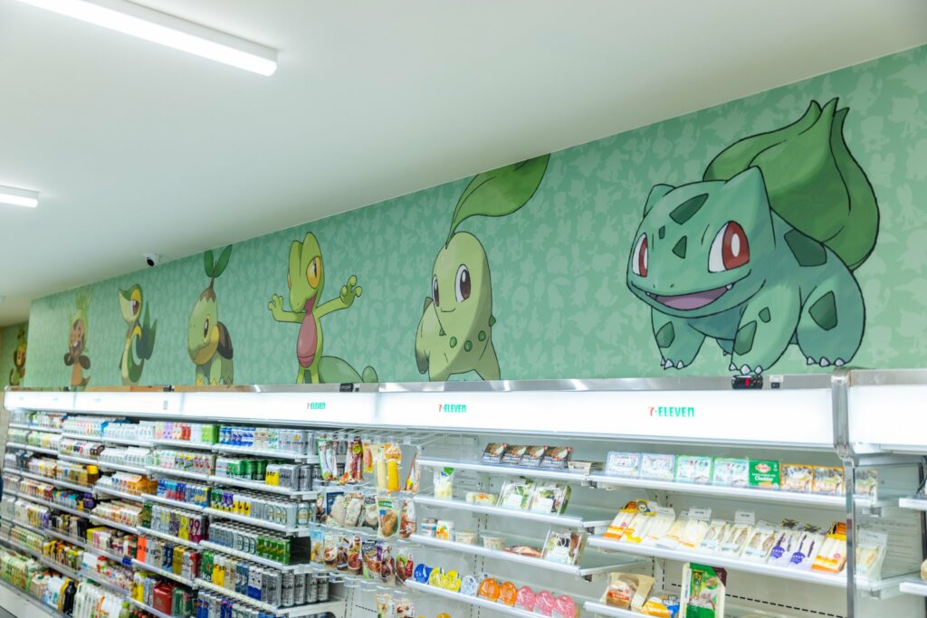 ▲牆面上印有808隻寶可夢，其中包含各代經典角色 | 808 Pokémon are printed on the wall, including the classic characters of each generation.(Courtesy of 7-11/Facebook)