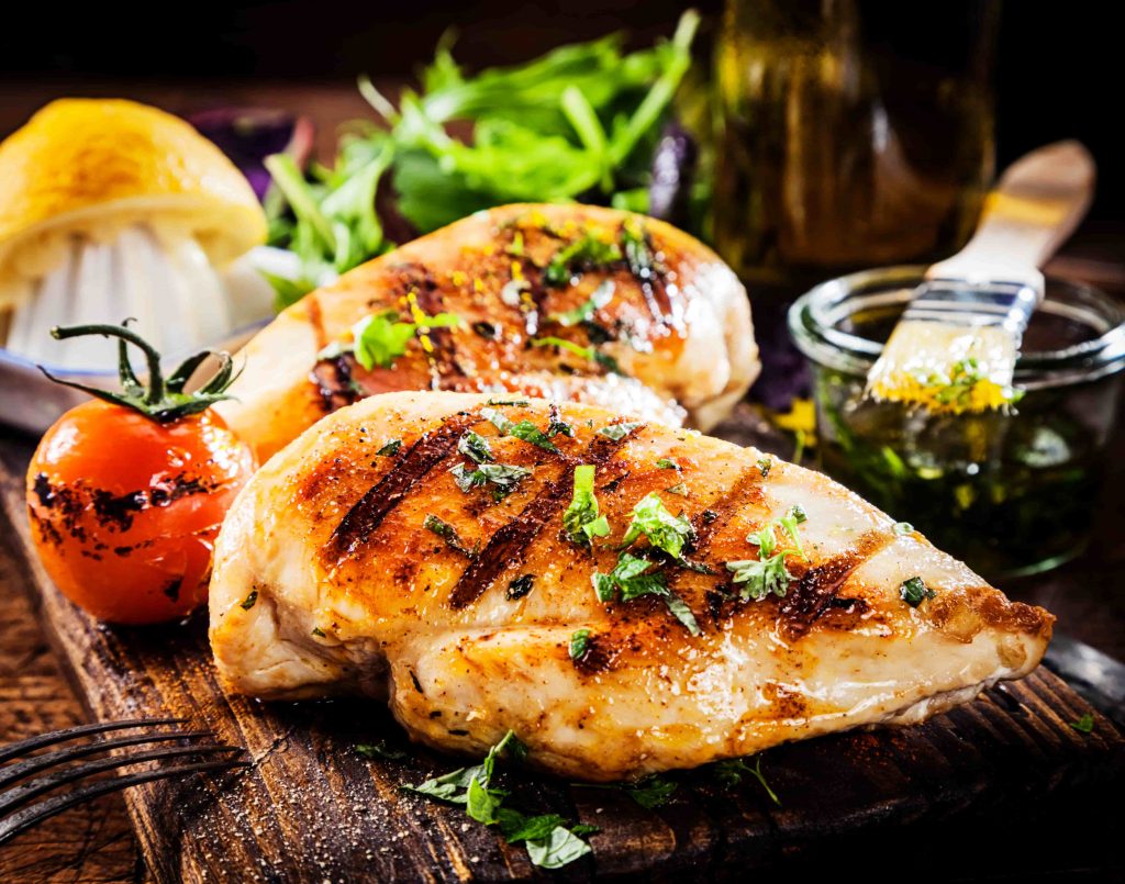 ▲雞胸肉是瘦身食譜常見的料理。（圖／Shutterstock）
