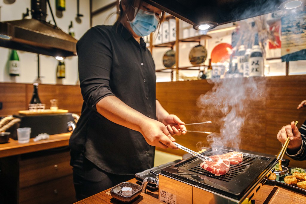 ▲在燒肉的部份全程都有專屬燒烤達人幫忙烤肉。（圖／寒武紀）