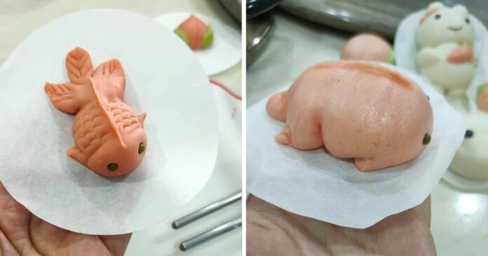 ▲Malaysian cook, PeiFoon Sim was shocked to find her “goldfish bun” masterpiece had transformed into a pink blob after cooking. (Photo courtesy of PeiFoon Sim/Facebook)