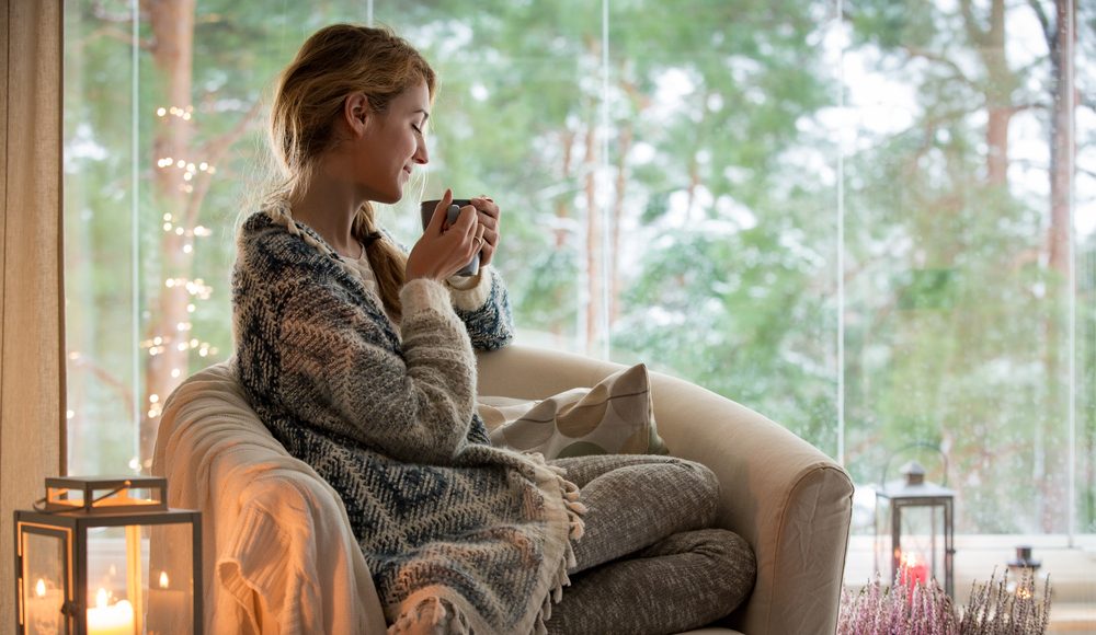  ▲真正成熟美好的親密關係，是能窩在愛人懷裡孤獨。（圖／Shutterstock）