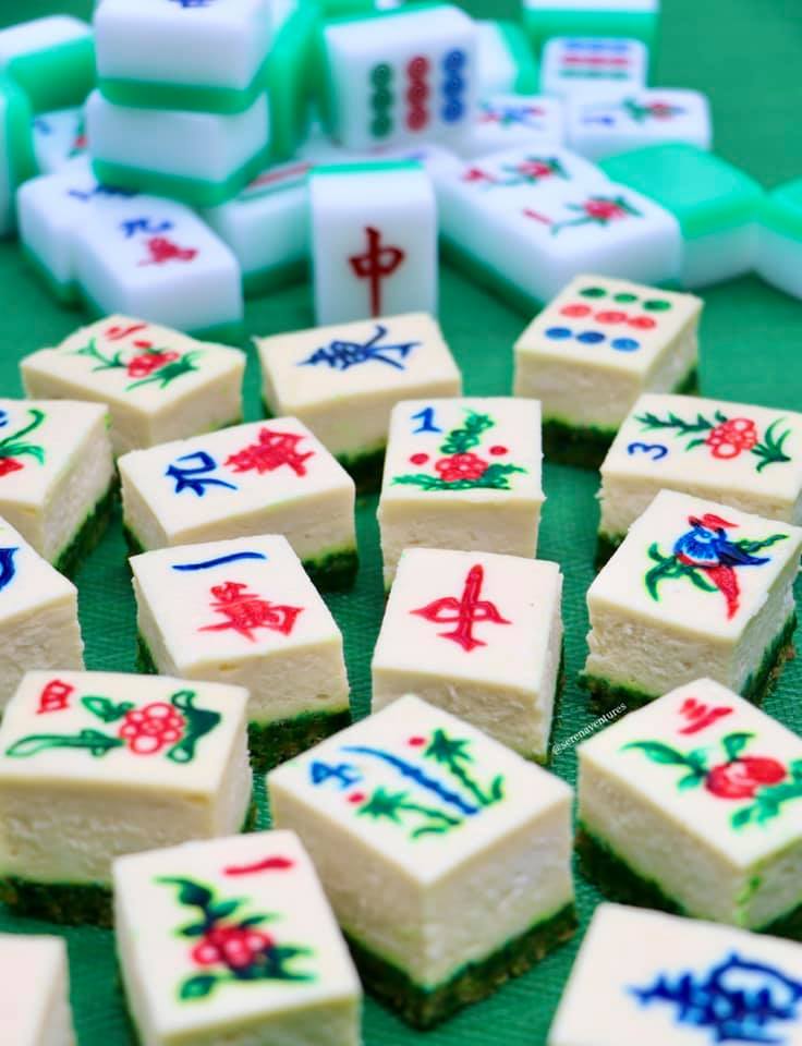 ▲They made a special green crust to match the brightly colored designs on the front, making them identical to the real mahjong set. (Courtesy of @serenaventures/Instagram)